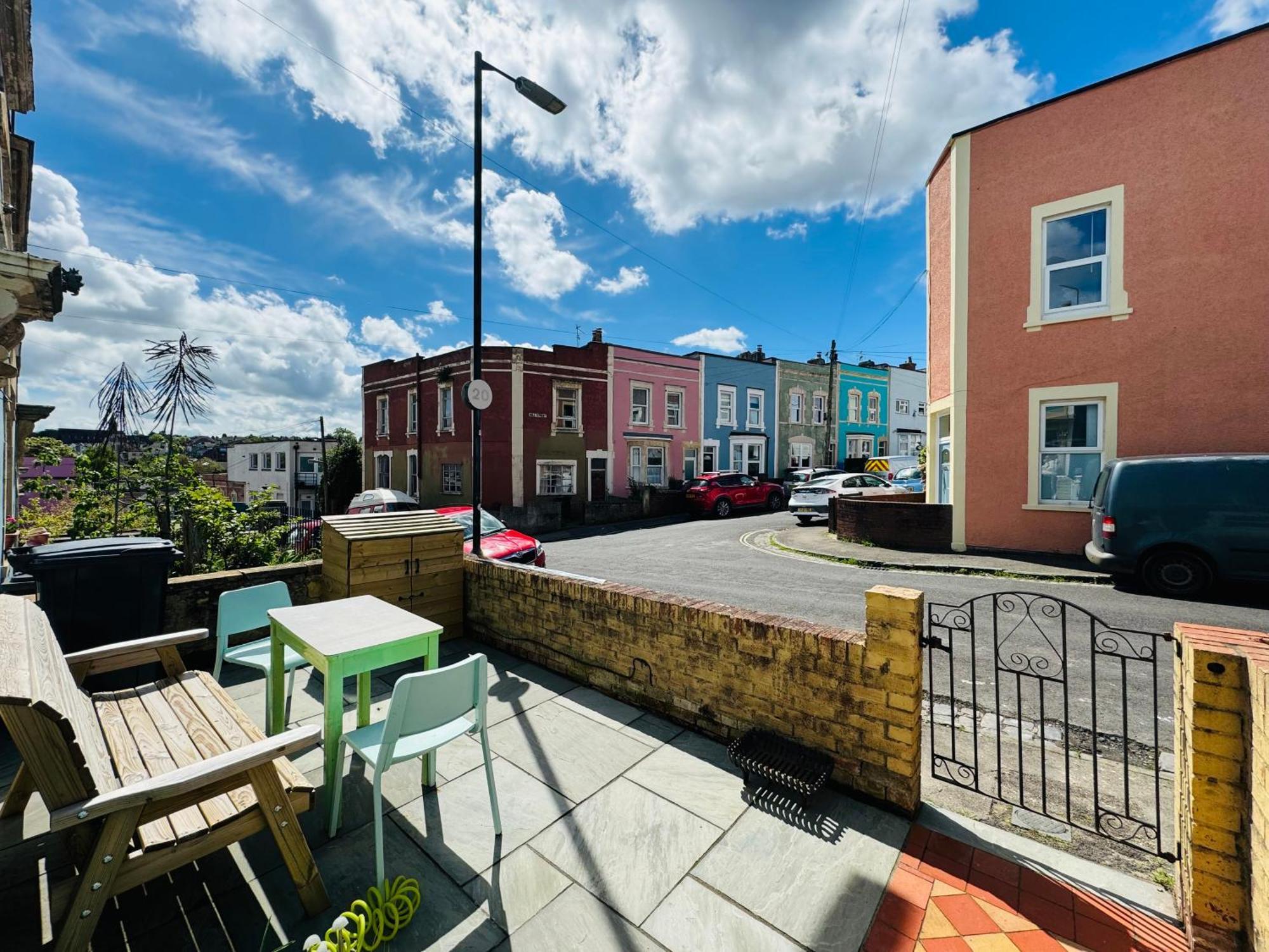 Totterdown'S Modern & Vintage Inspired Home ブリストル エクステリア 写真