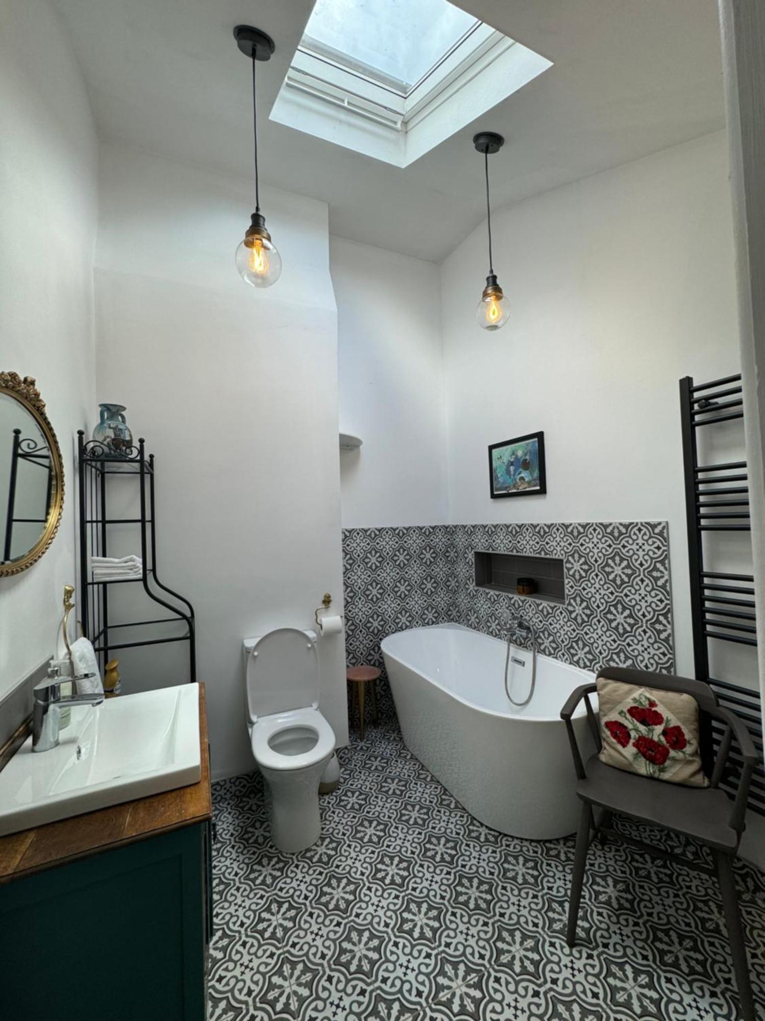Totterdown'S Modern & Vintage Inspired Home ブリストル エクステリア 写真