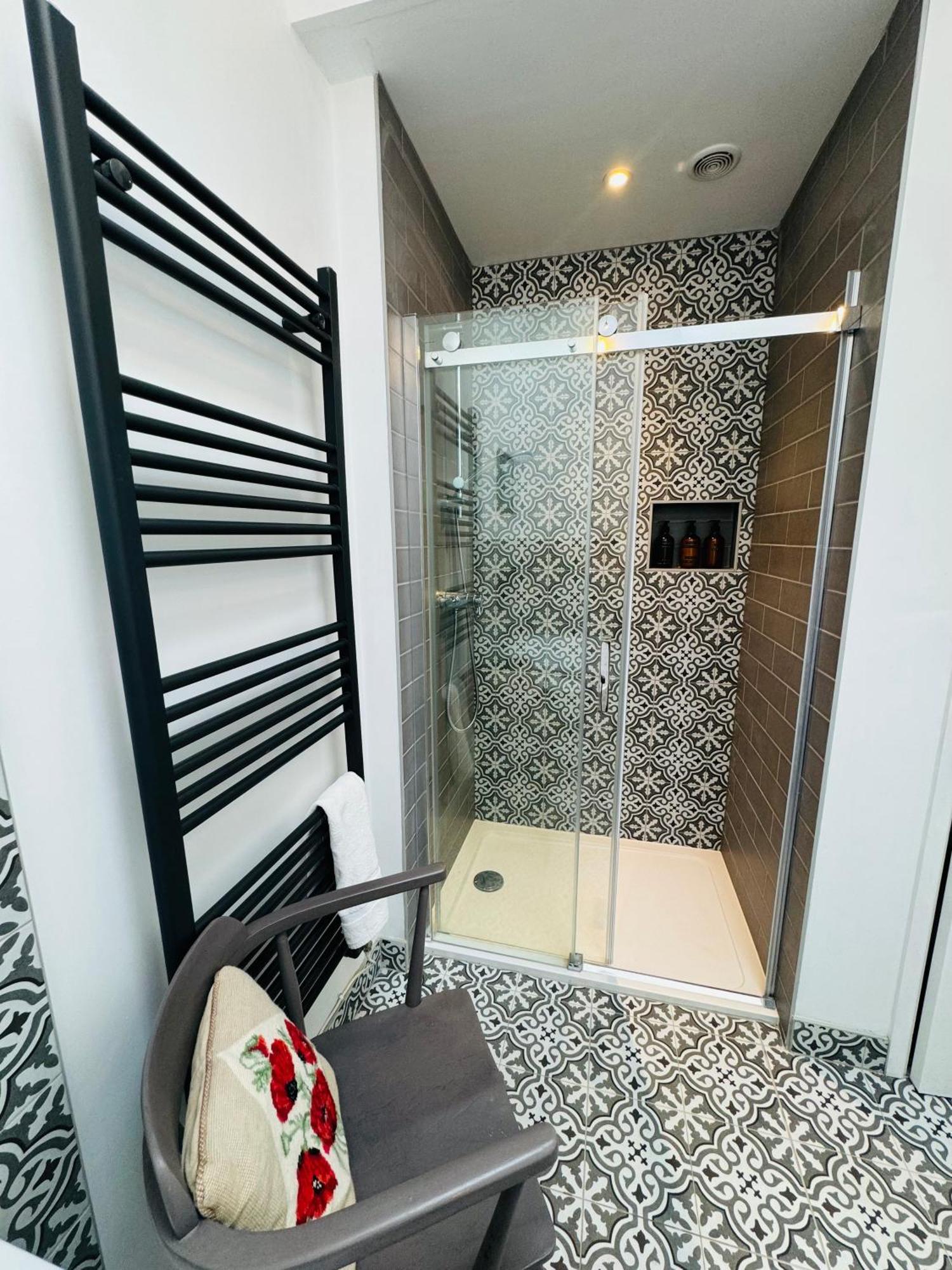 Totterdown'S Modern & Vintage Inspired Home ブリストル エクステリア 写真