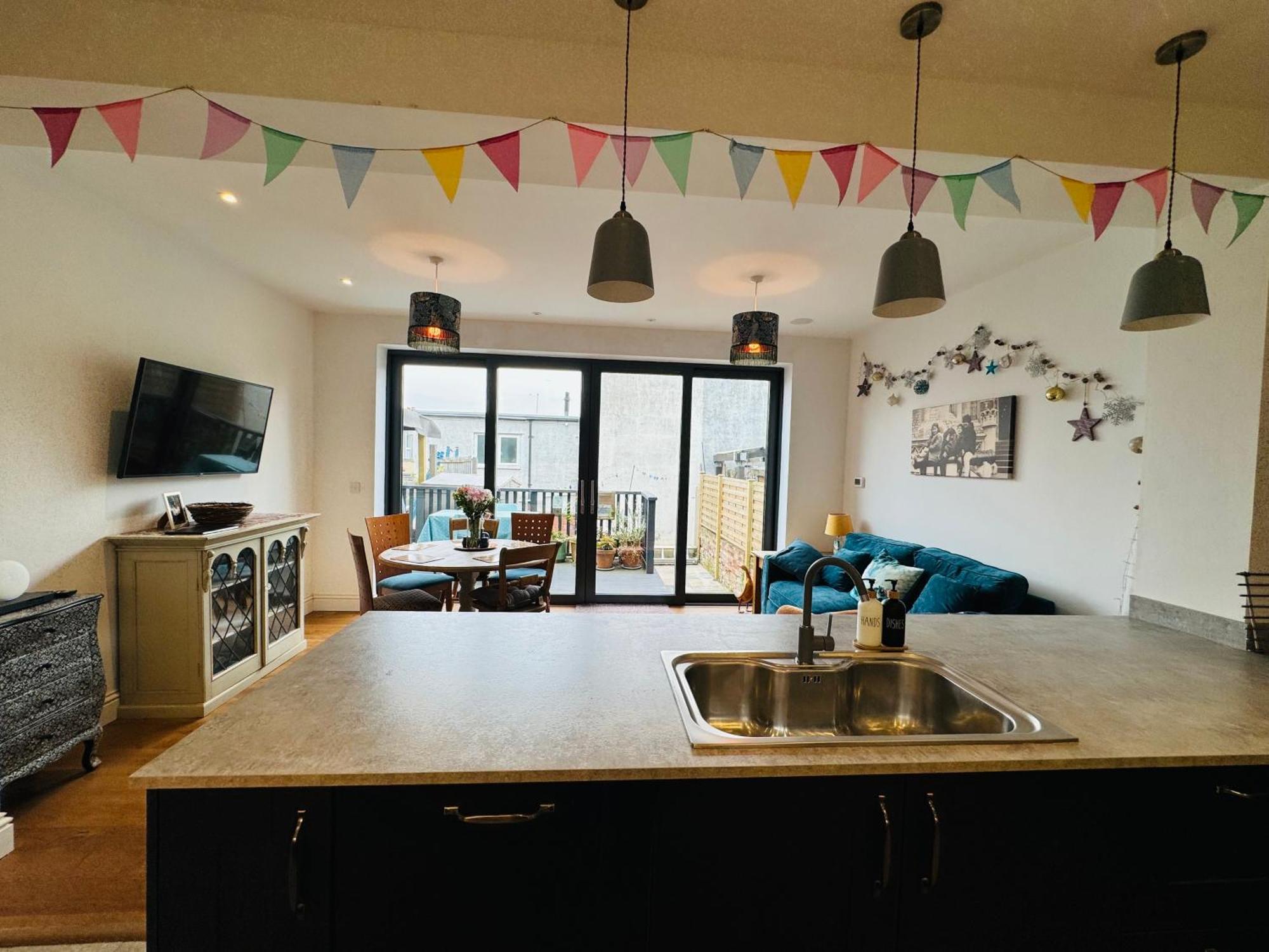 Totterdown'S Modern & Vintage Inspired Home ブリストル エクステリア 写真